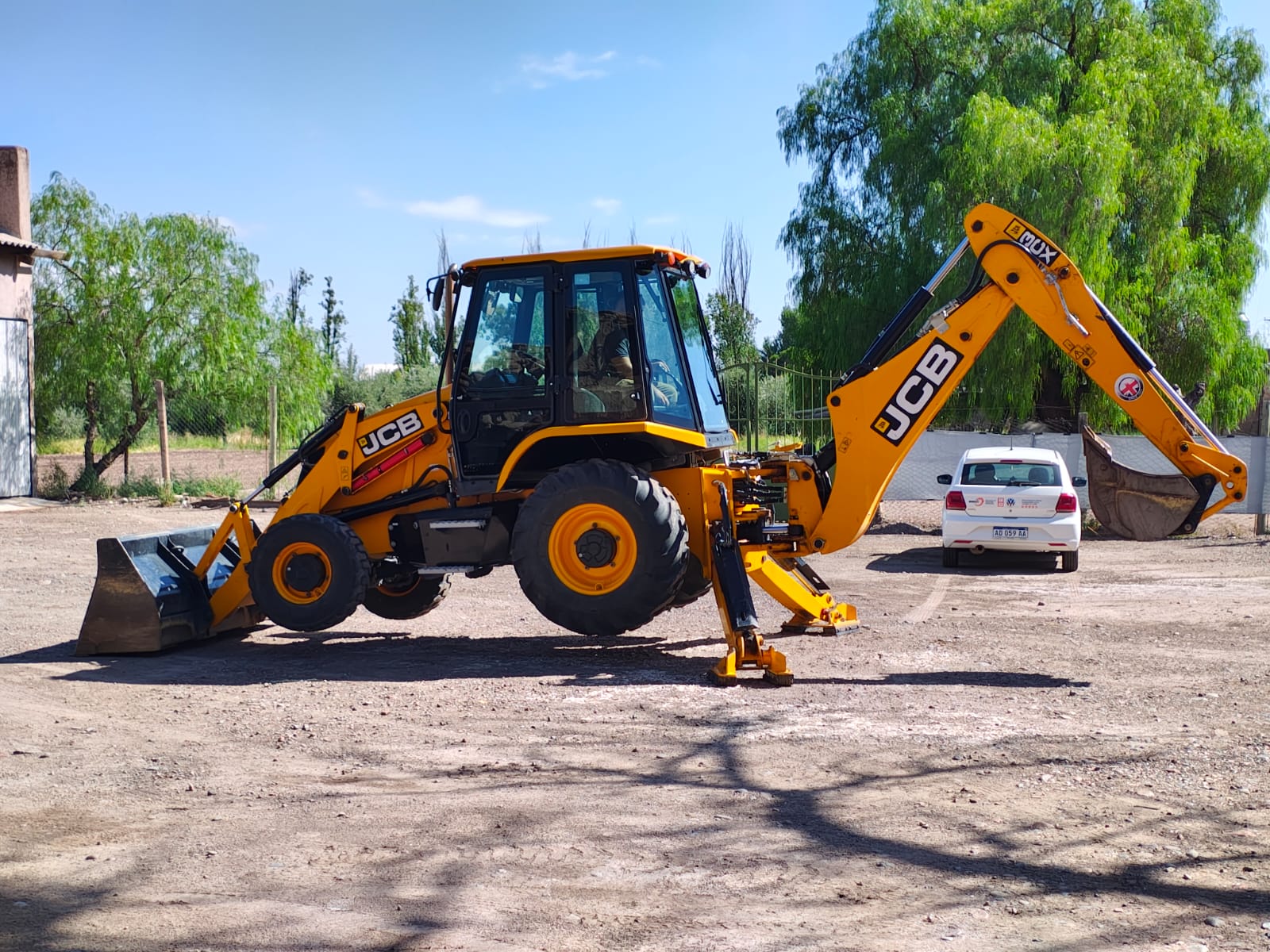 Retroexcavadora en alquiler realizando movimiento de suelos en Mendoza